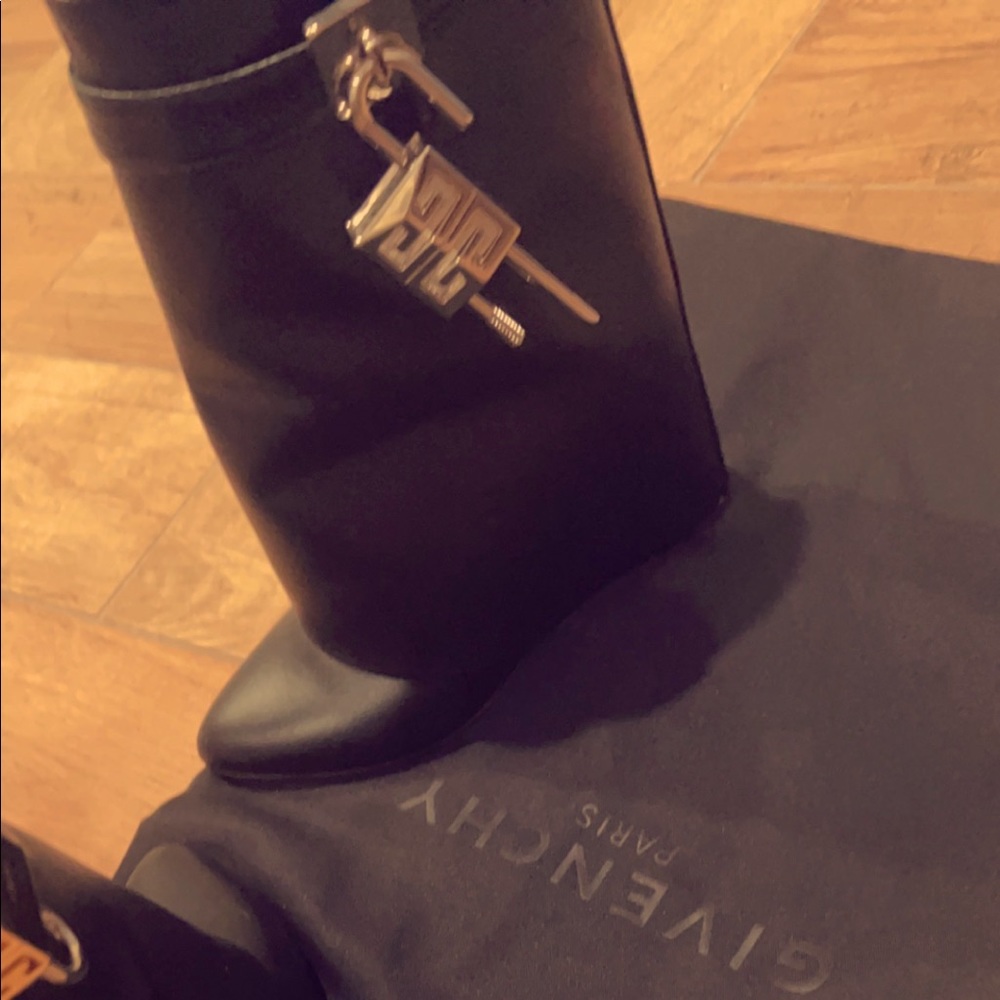 Short ankle lock Givenchy boots